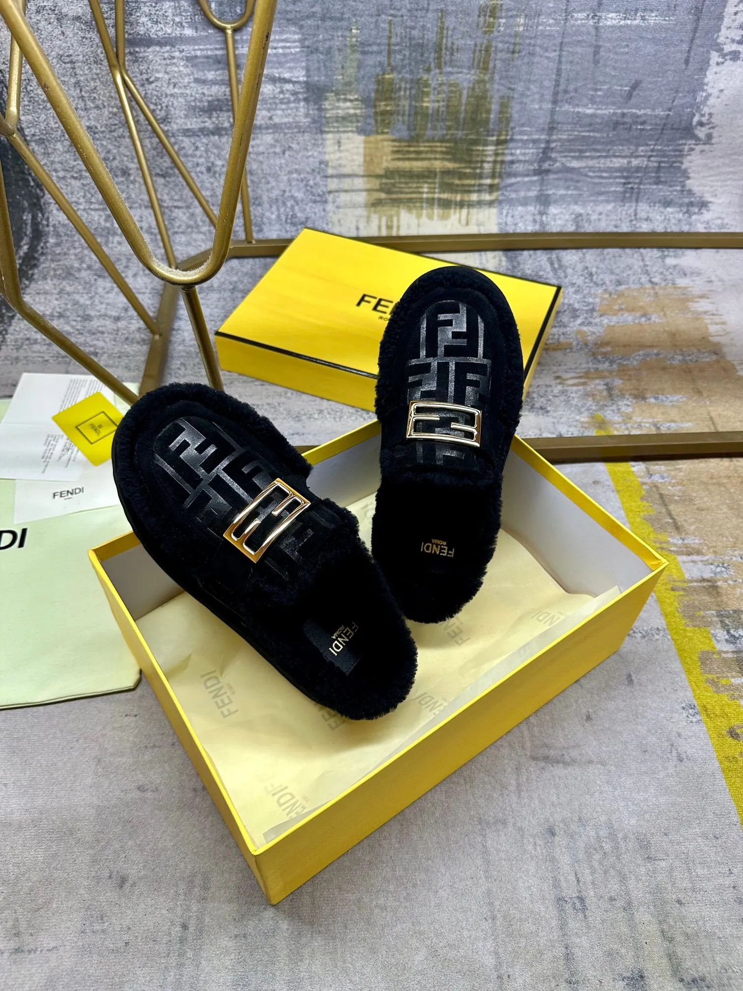 p560🐮🐮FENDI’s latest casual round toe flat half slippers. Made of black suede material and decorated with a tonal embossed FF pattern. Tonal shearling lining and trim. Decorated with Baguette hardware in gold-finish metal. Thick black non-slip sole with contrasting inlay and FENDI lettering on the heel. Women’s sizes 35-40, men’s sizes 39-45